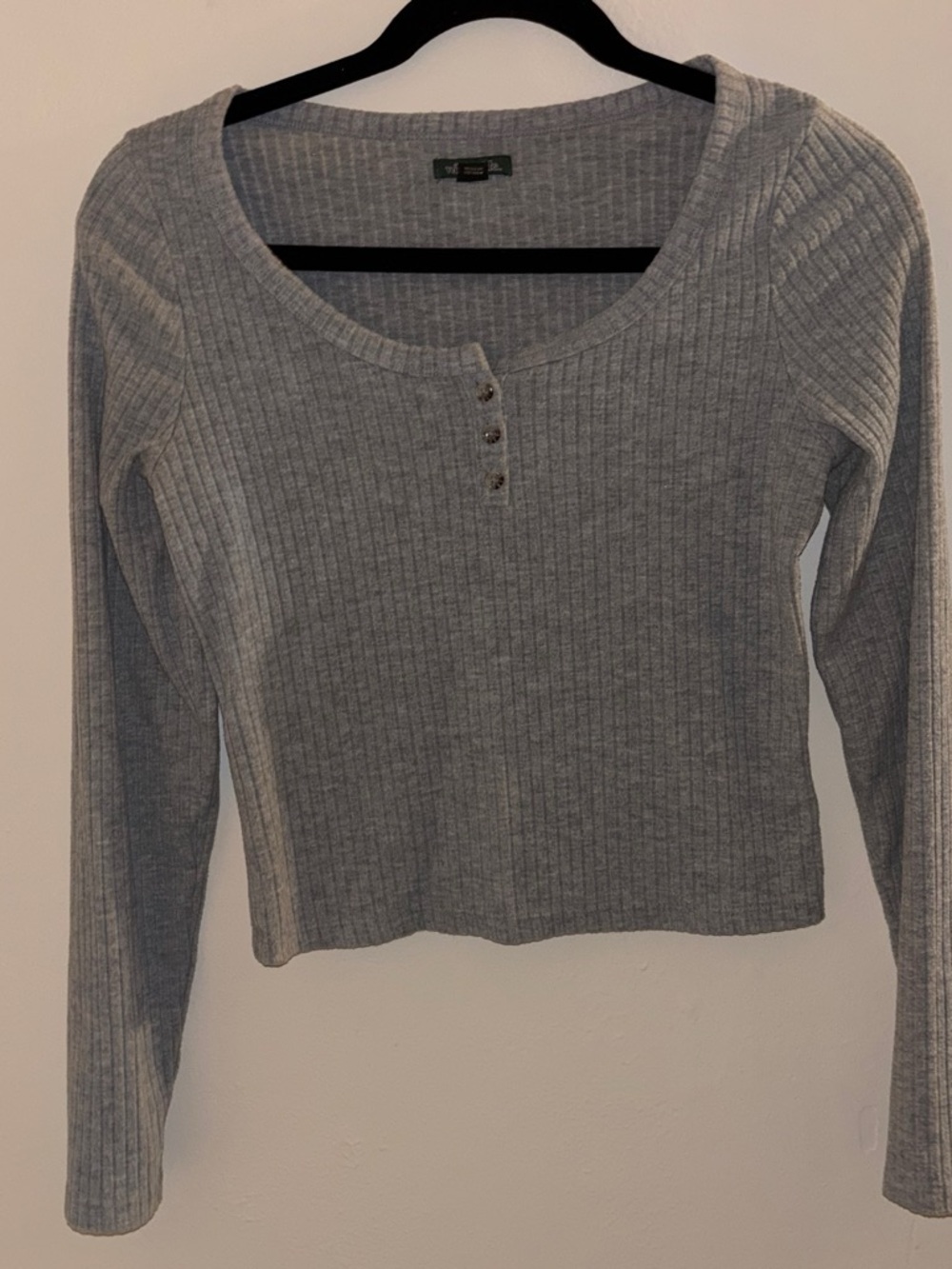 Ribbed Long-Sleeve Scoop Neck Henley Top — Light Gray